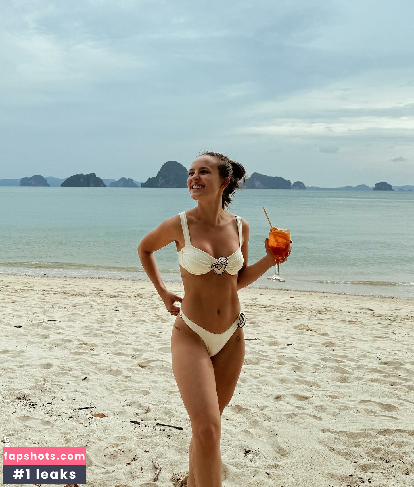 Larissa Manoela gallery photo #117