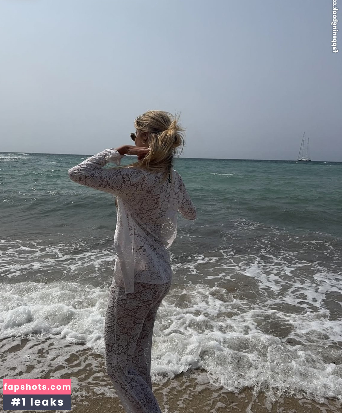 Larissa Neumann gallery photo #11