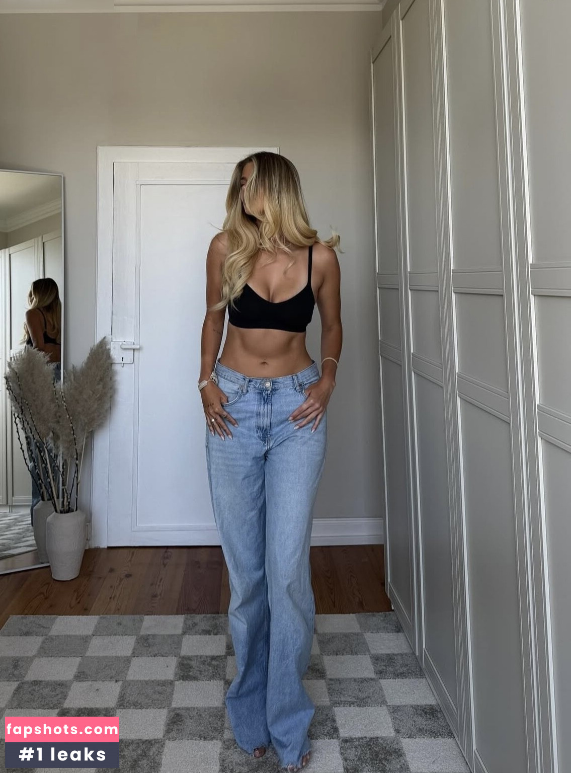 Larissa Neumann gallery photo #12