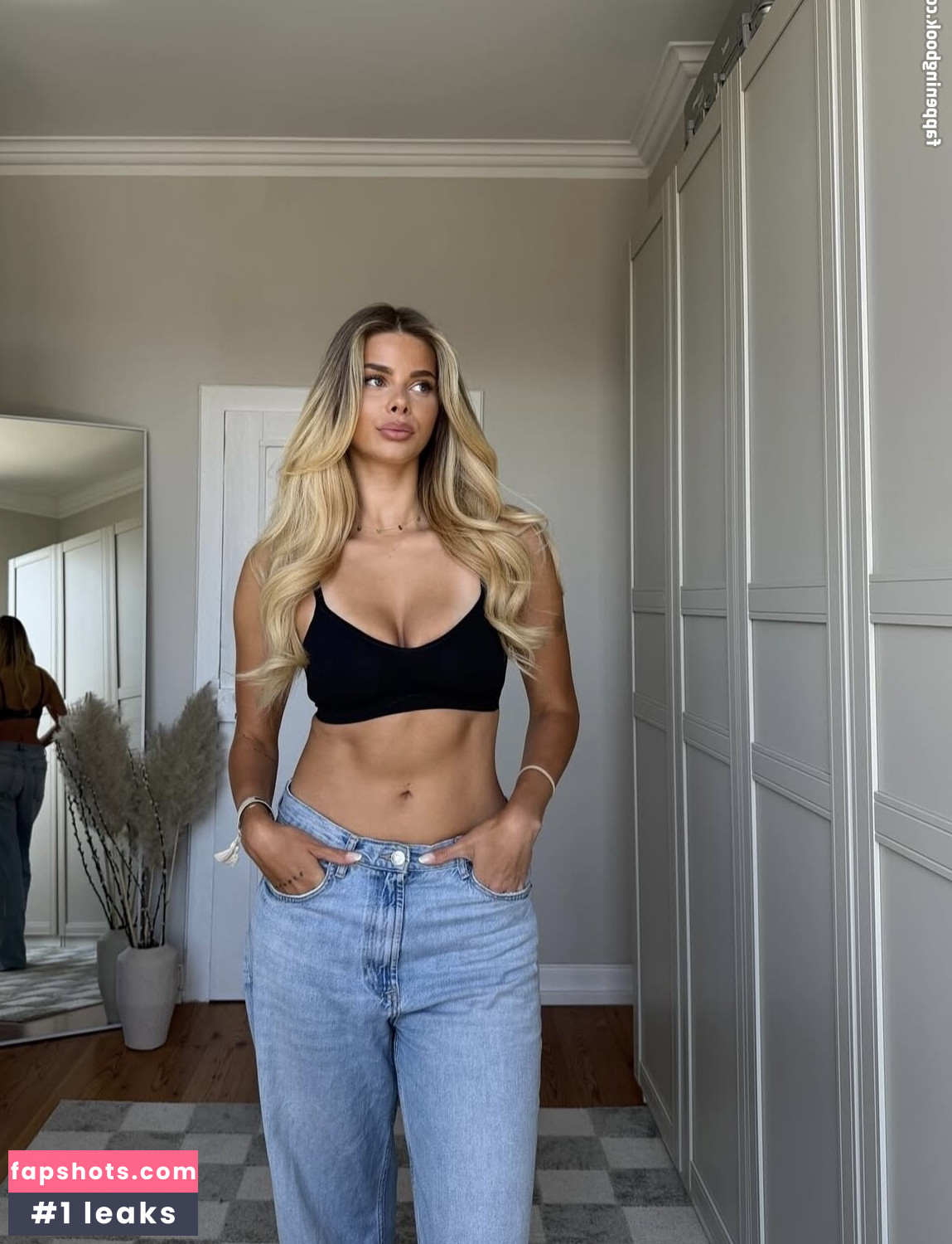 Larissa Neumann gallery photo #13