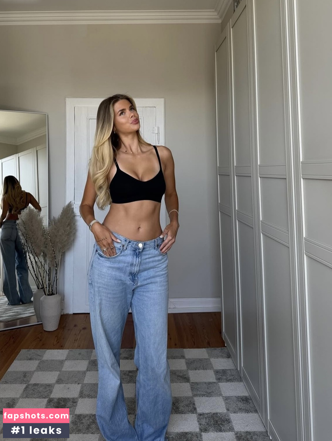 Larissa Neumann gallery photo #14