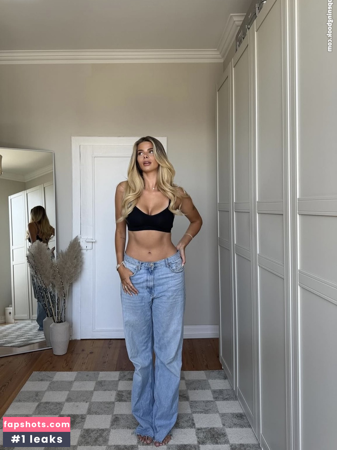 Larissa Neumann gallery photo #15