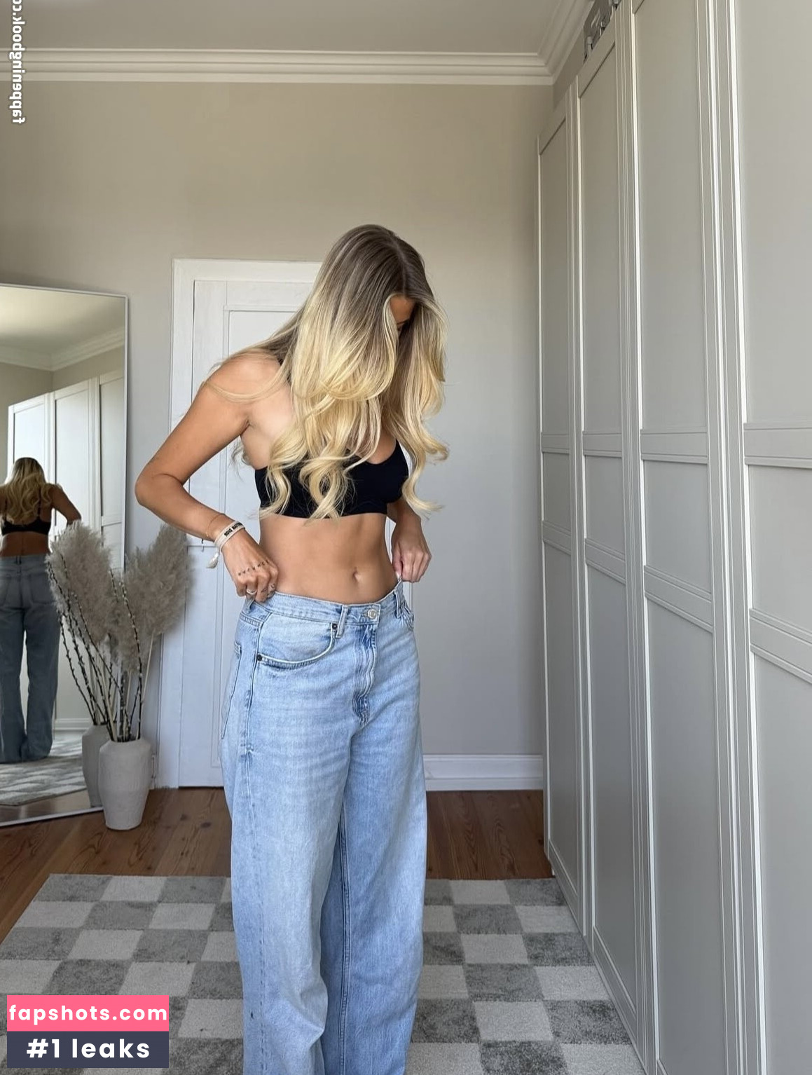 Larissa Neumann gallery photo #16