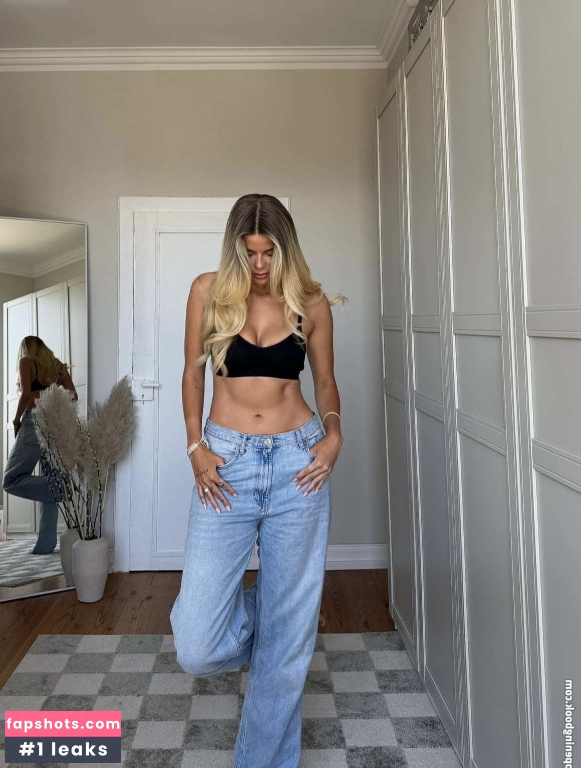 Larissa Neumann gallery photo #17