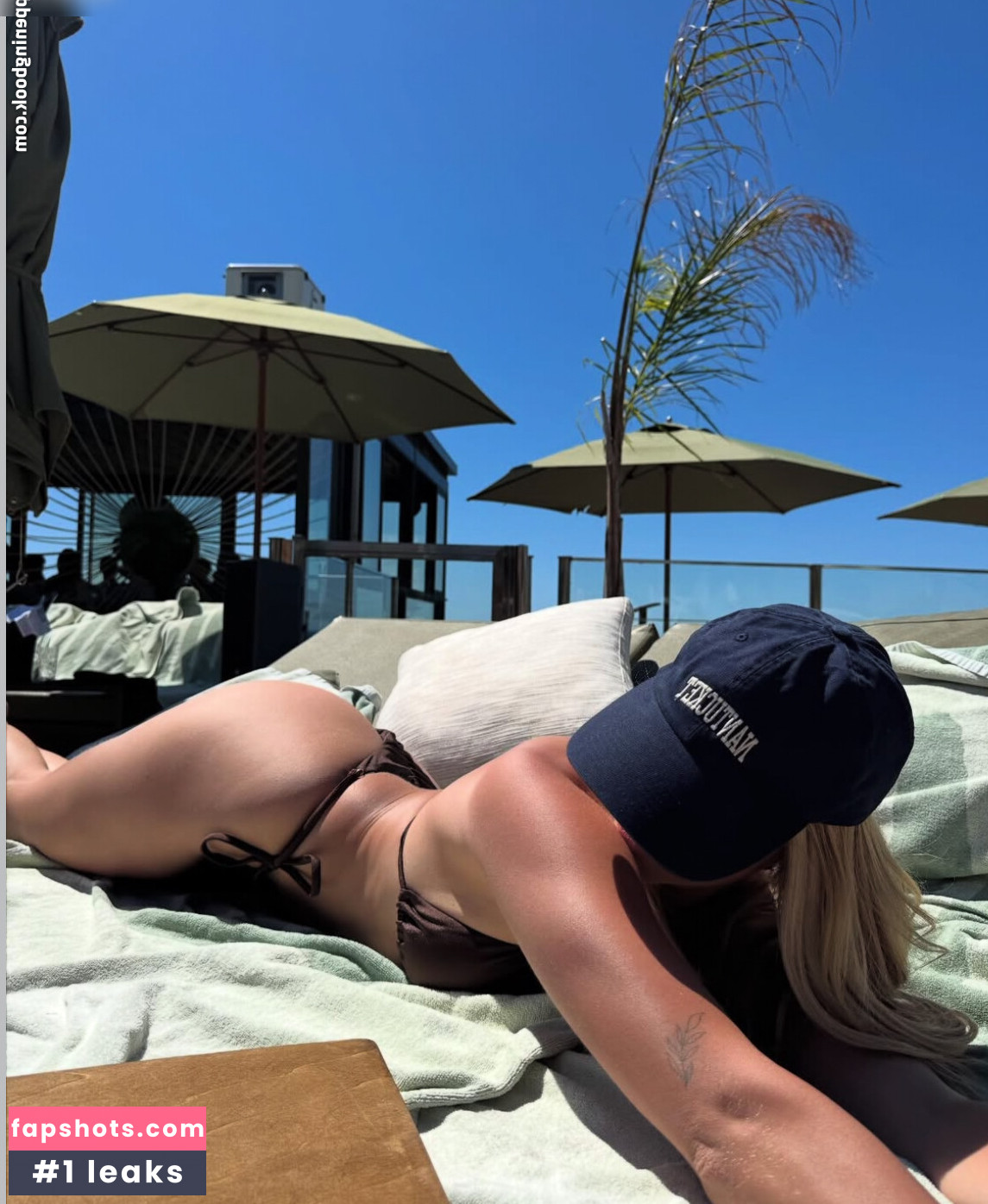 Larissa Neumann gallery photo #19