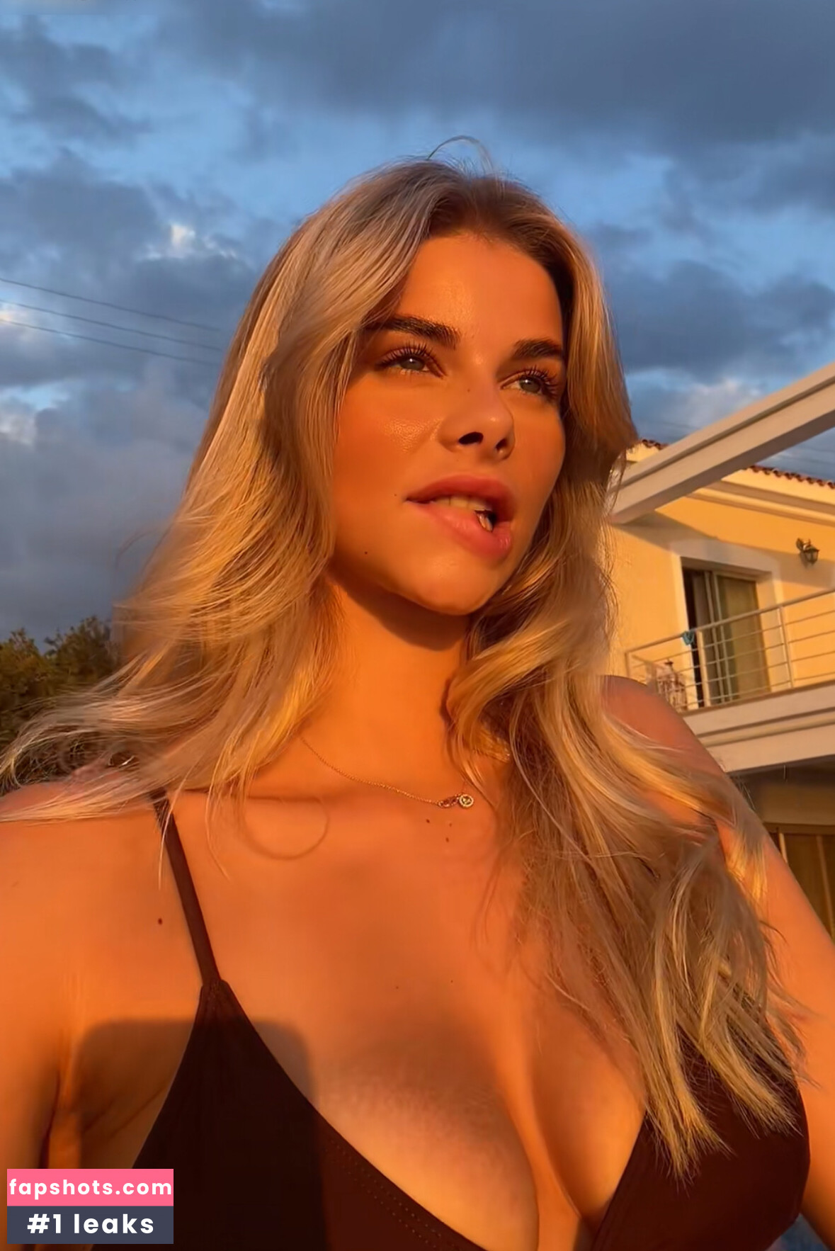 Larissa Neumann gallery photo #28