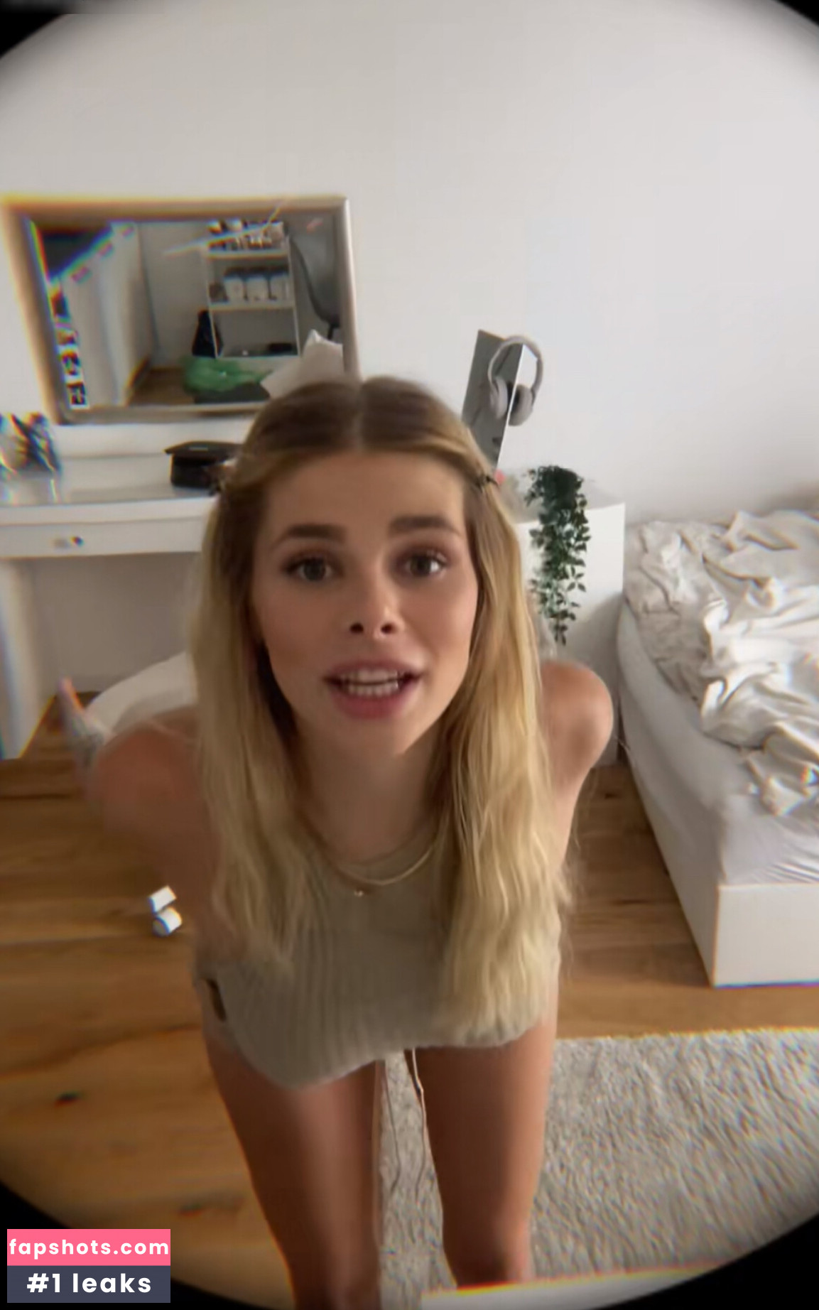 Larissa Neumann gallery photo #33