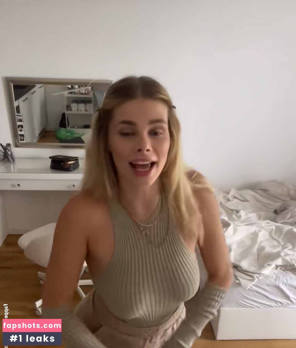 Larissa Neumann gallery photo #43