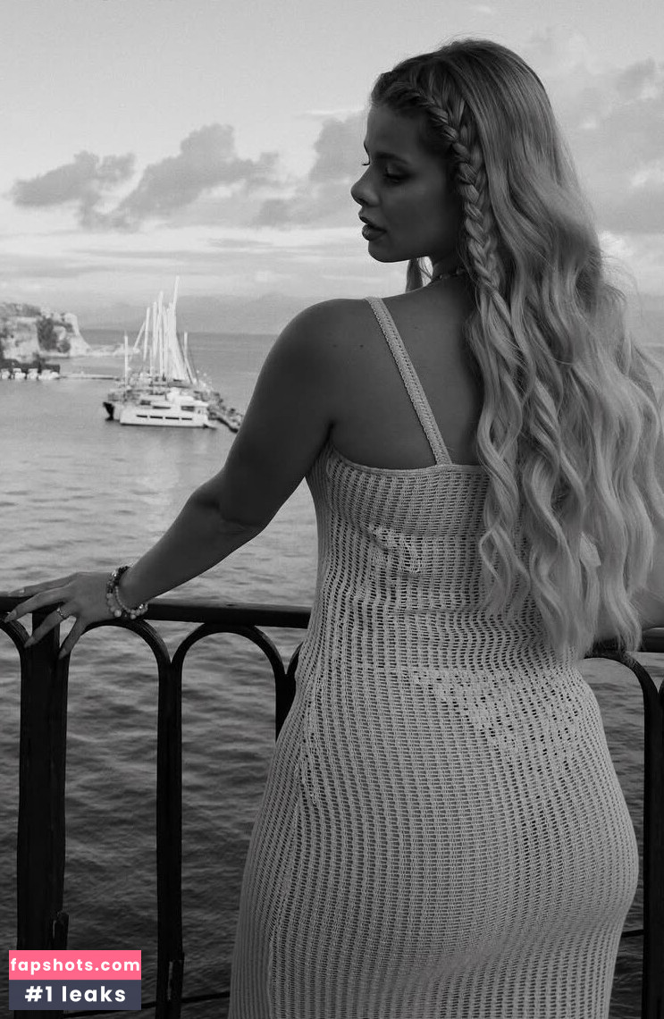 Larissa Neumann gallery photo #74