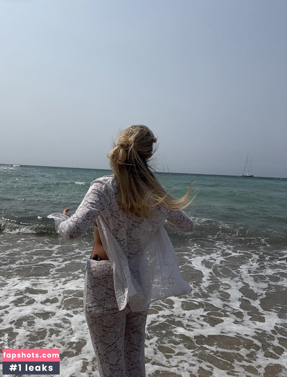 Larissa Neumann gallery photo #9