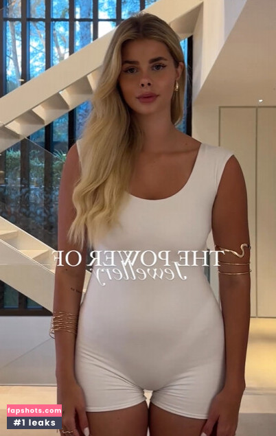 Larissa Neumann gallery photo #96