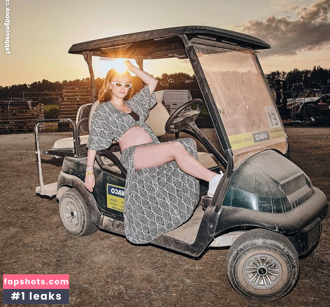 Larissa Riess gallery photo #2