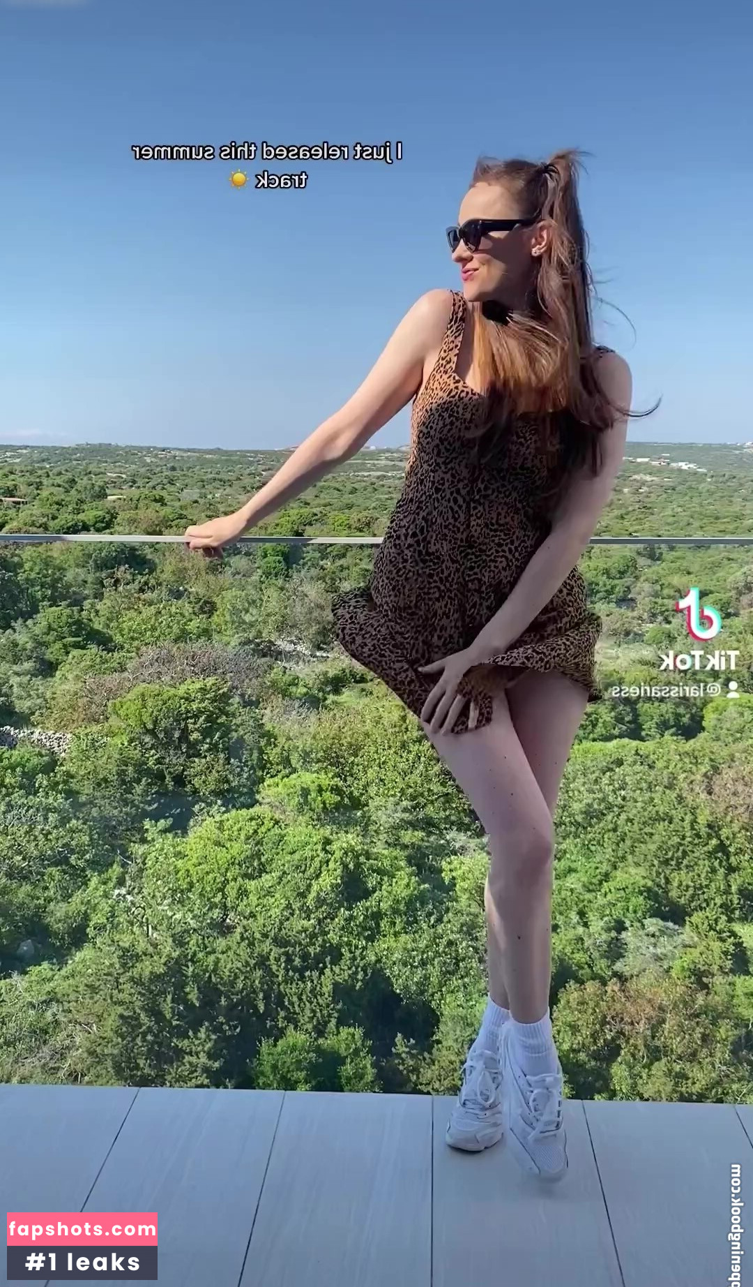 Larissa Riess gallery photo #12