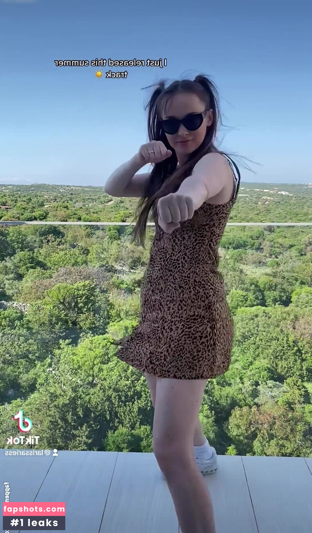 Larissa Riess gallery photo #14