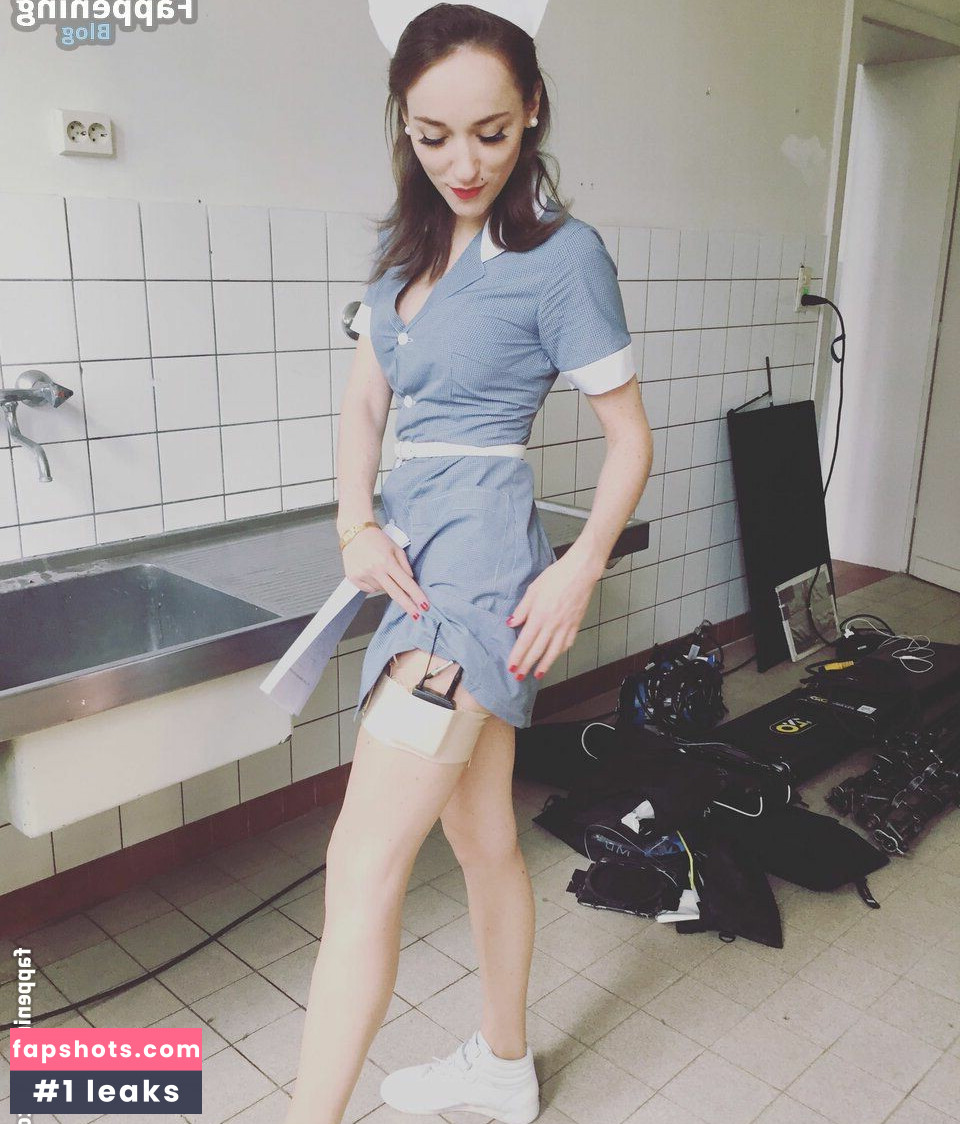 Larissa Riess gallery photo #19