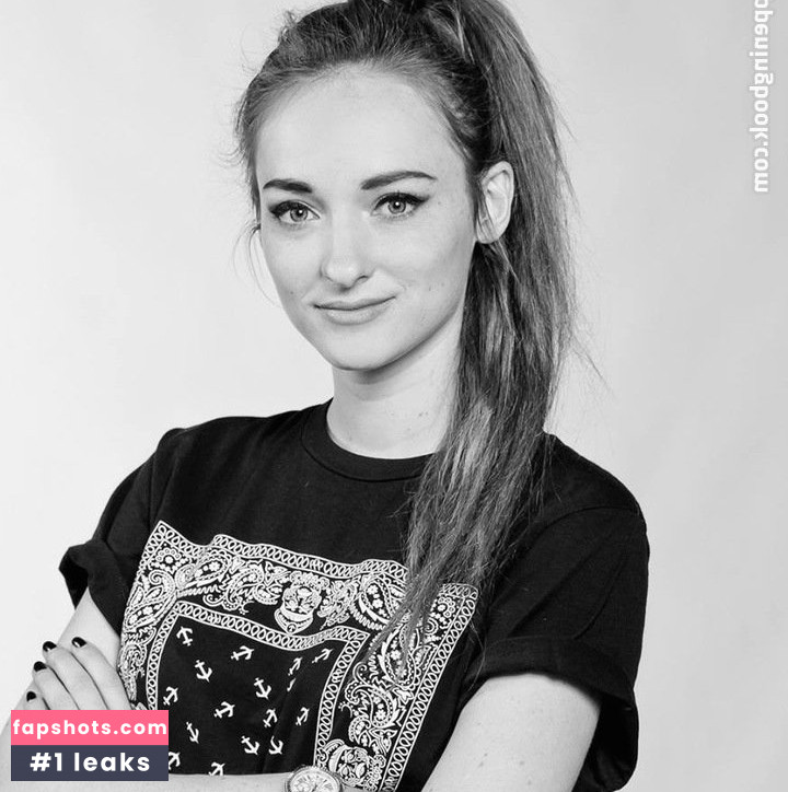 Larissa Riess gallery photo #24