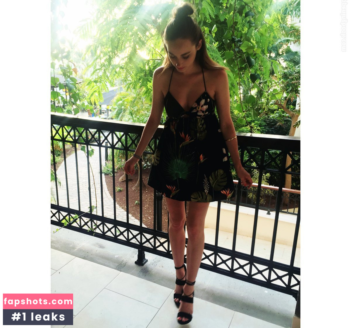 Larissa Riess gallery photo #25