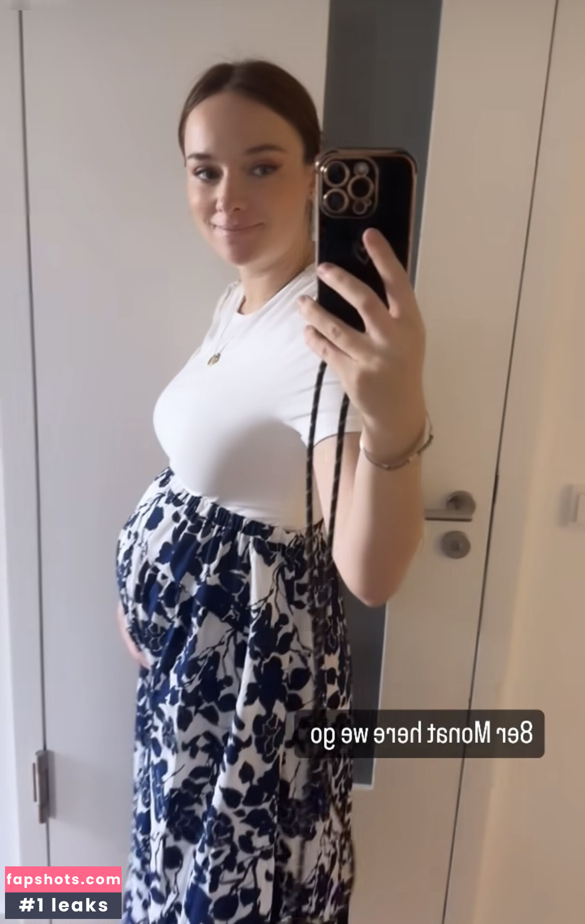 Larissa Riess gallery photo #5