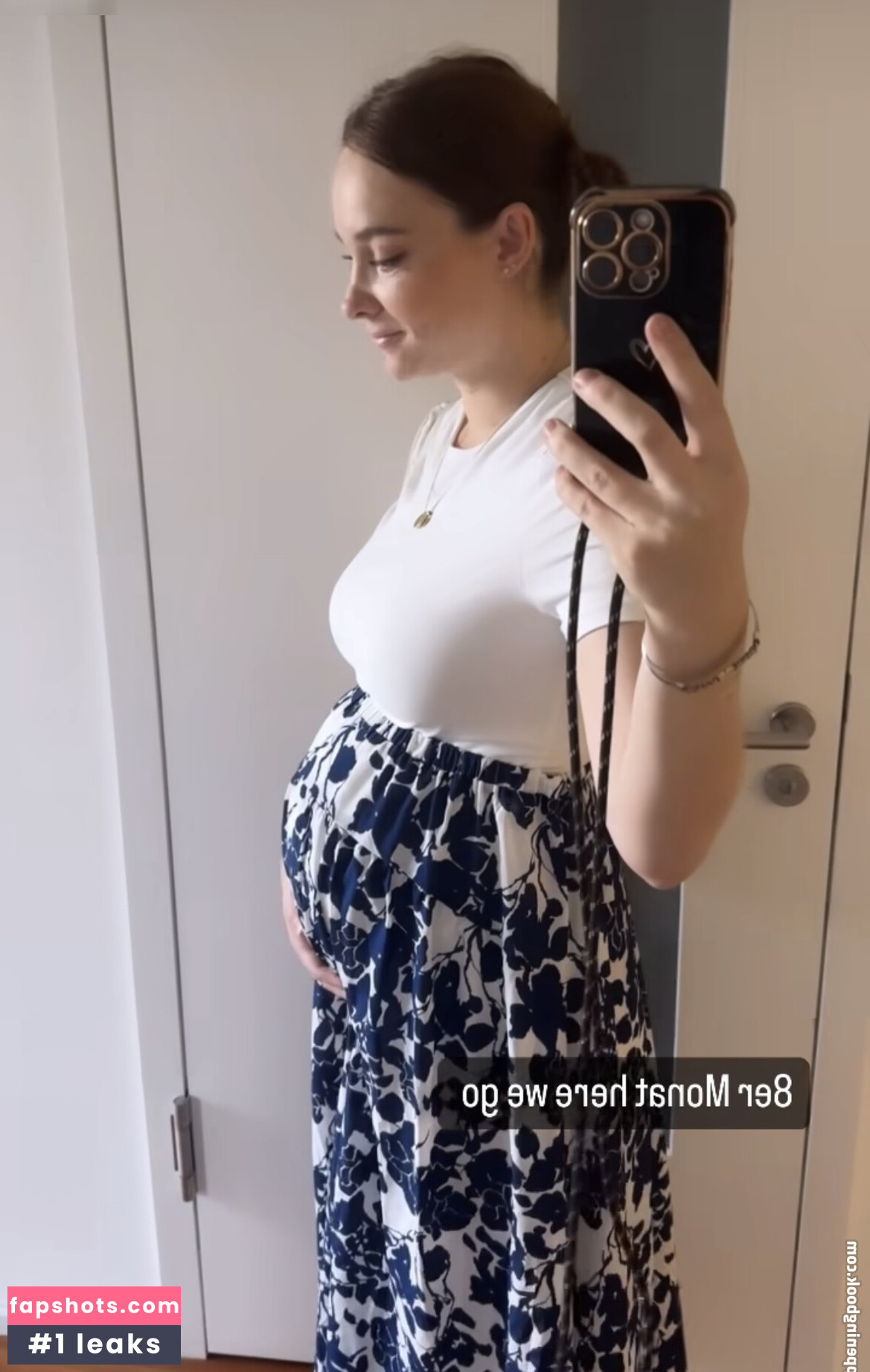 Larissa Riess gallery photo #6