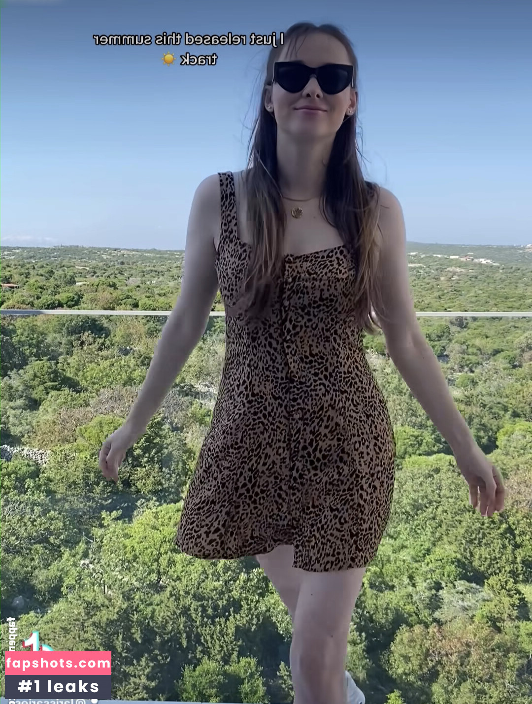 Larissa Riess gallery photo #8