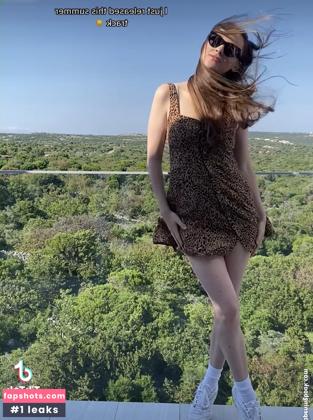 Larissa Riess gallery photo #9