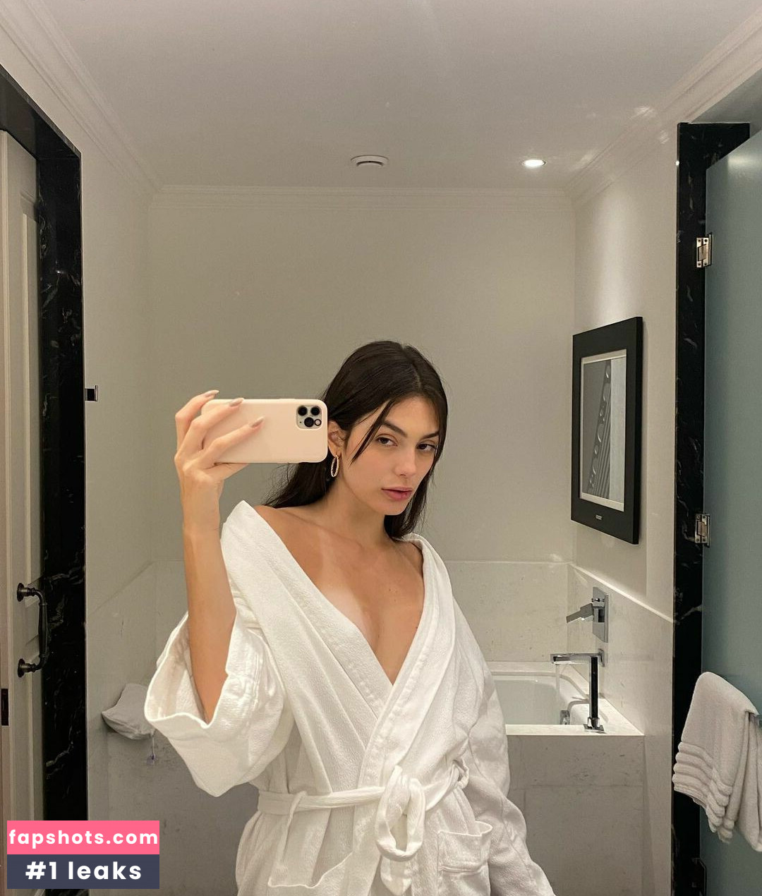 Larissa Saldanha gallery photo #3