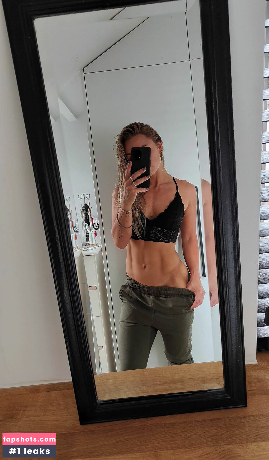 Larissa Van Meerten gallery photo #6