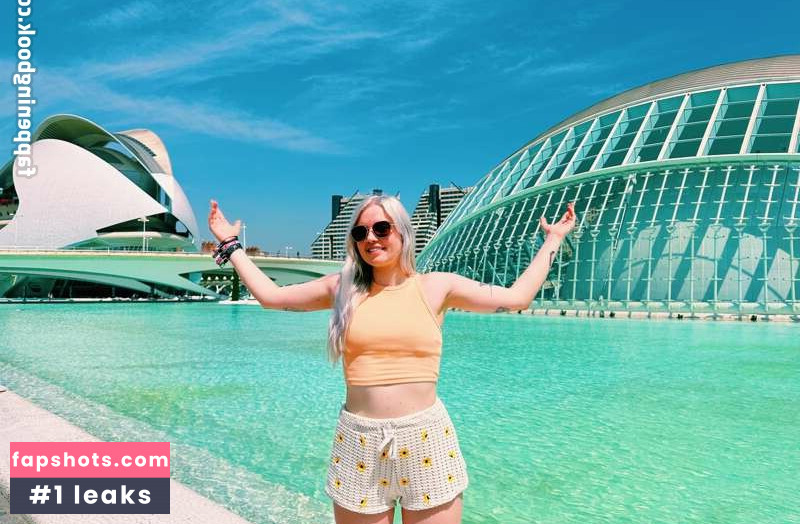 Larissa Zeeuwe gallery photo #2