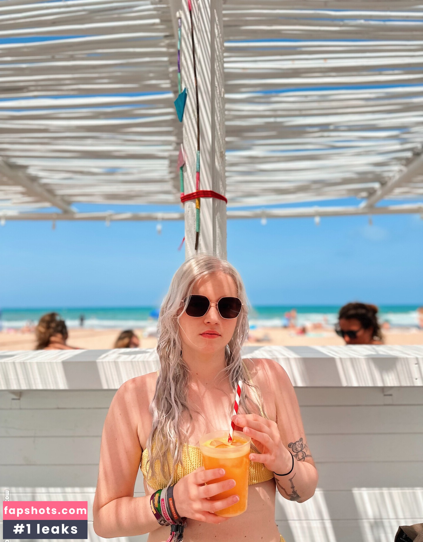 Larissa Zeeuwe gallery photo #3