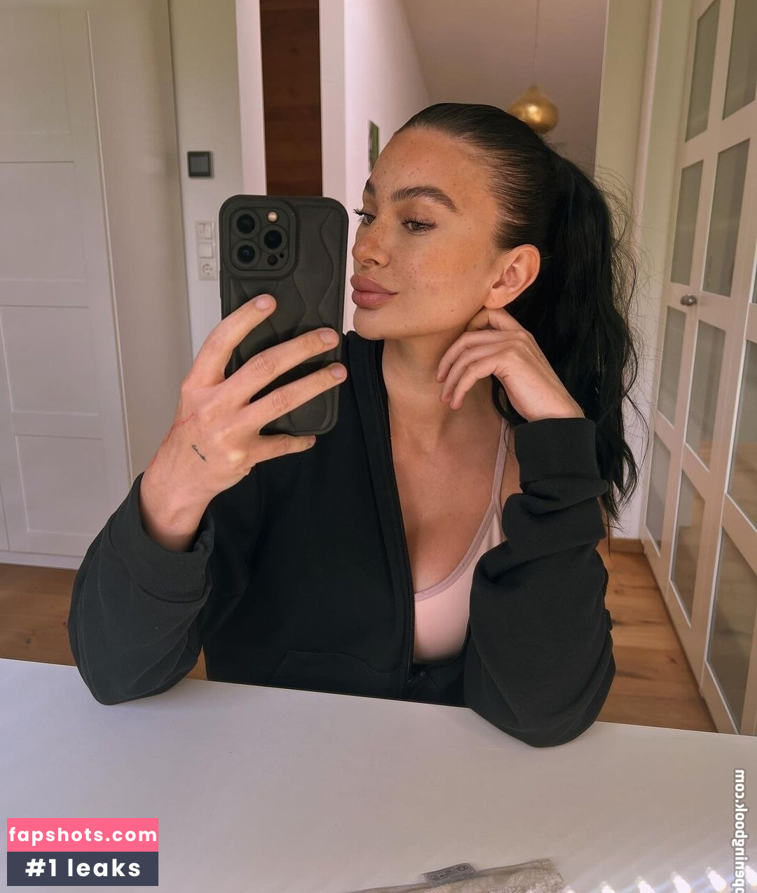 Larryline nude babe gallery