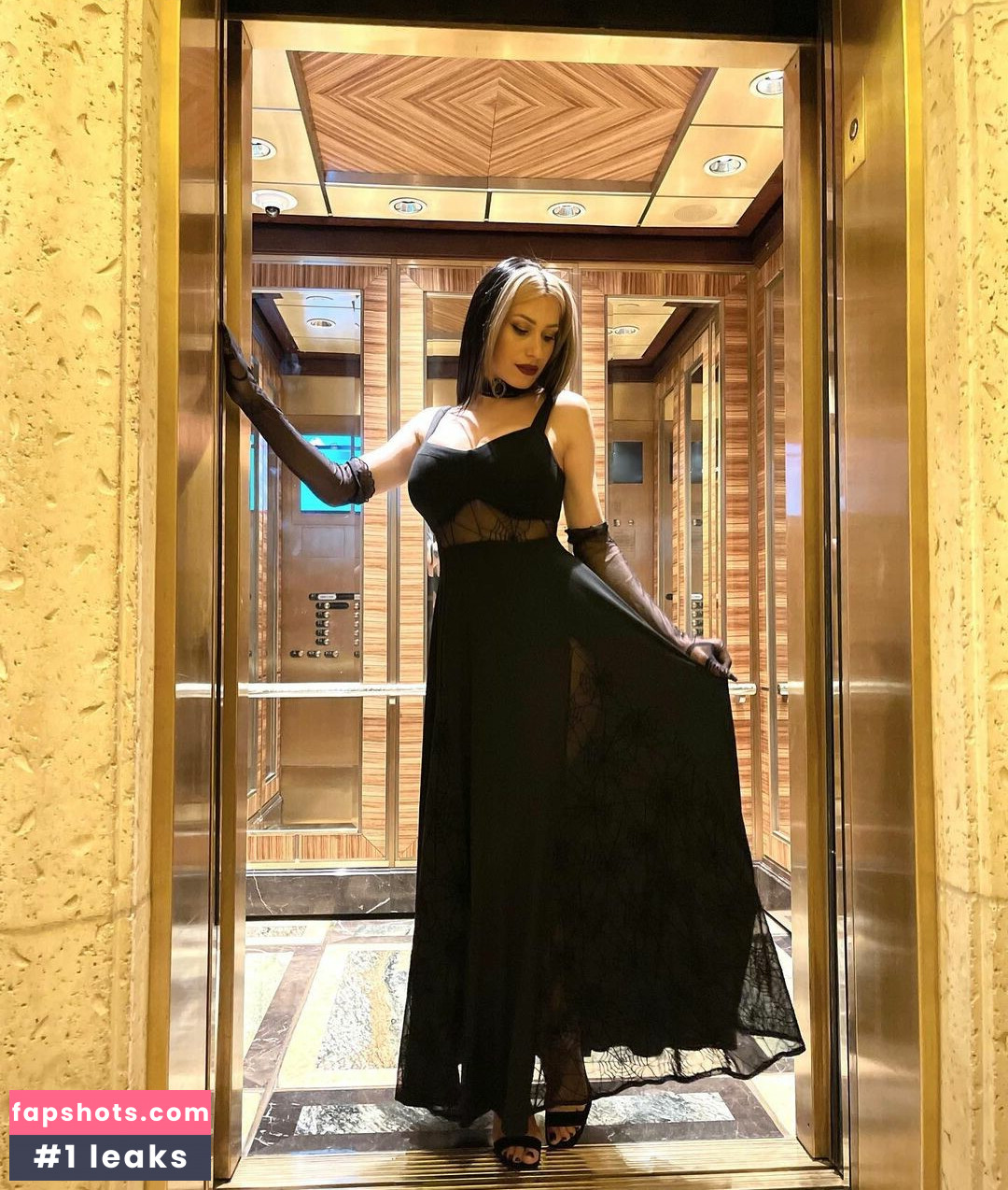 Laura Amuyus gallery photo #9