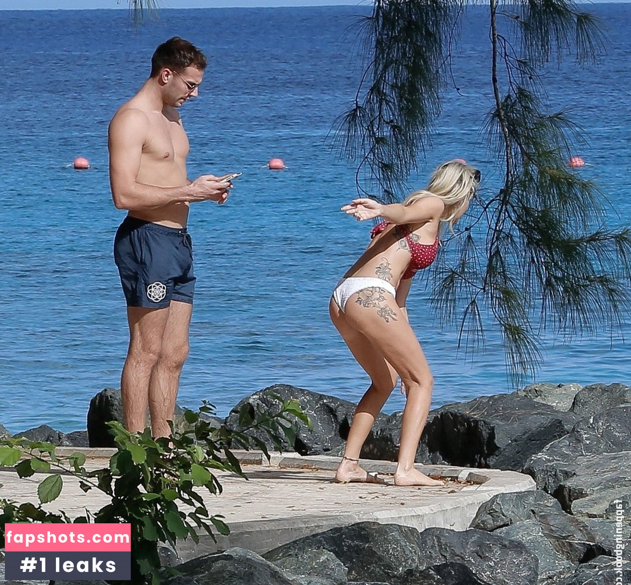 Laura Anderson gallery photo #380