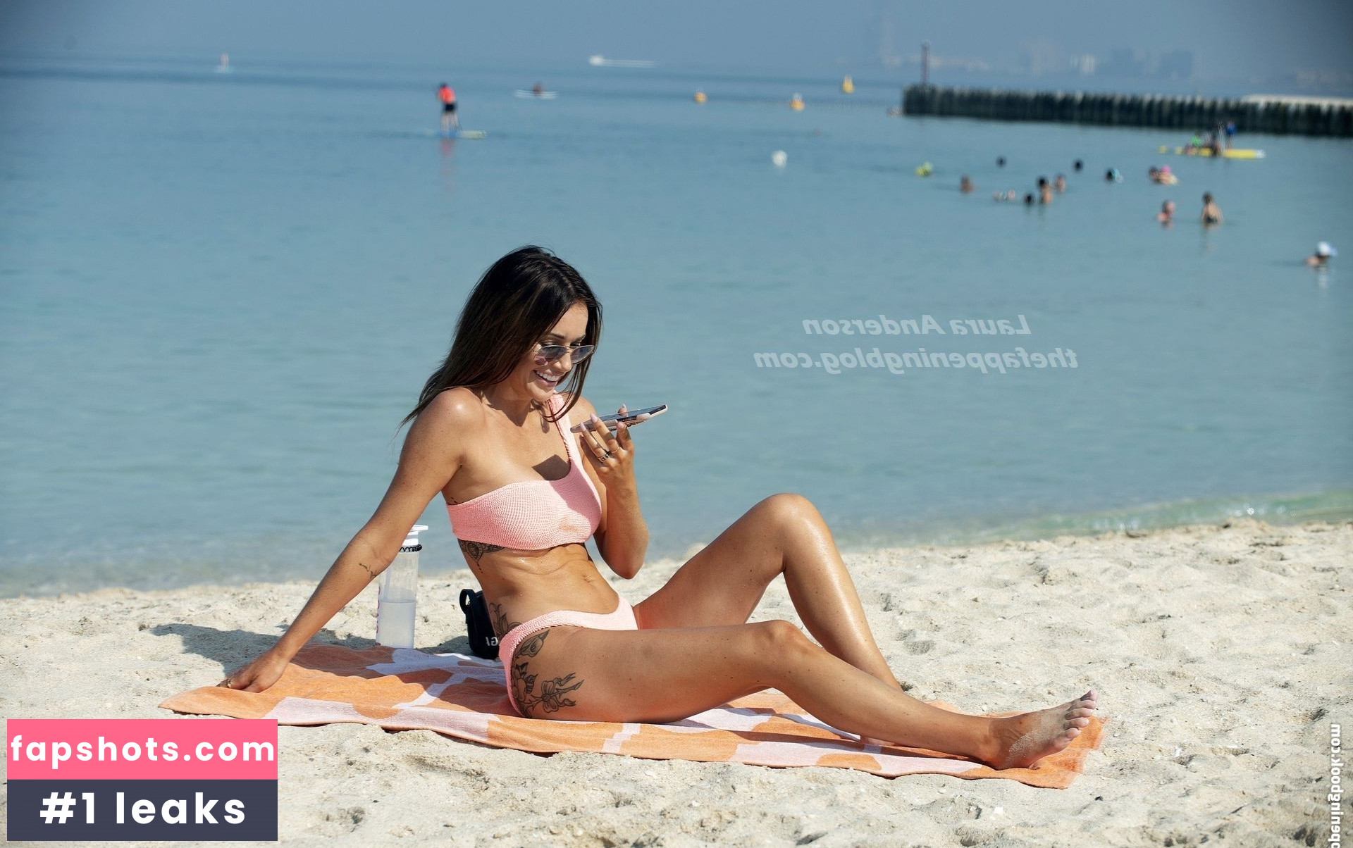 Laura Anderson gallery photo #84