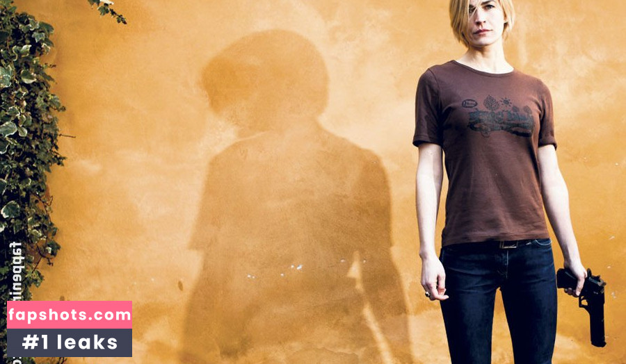 Laura Bach gallery photo #45