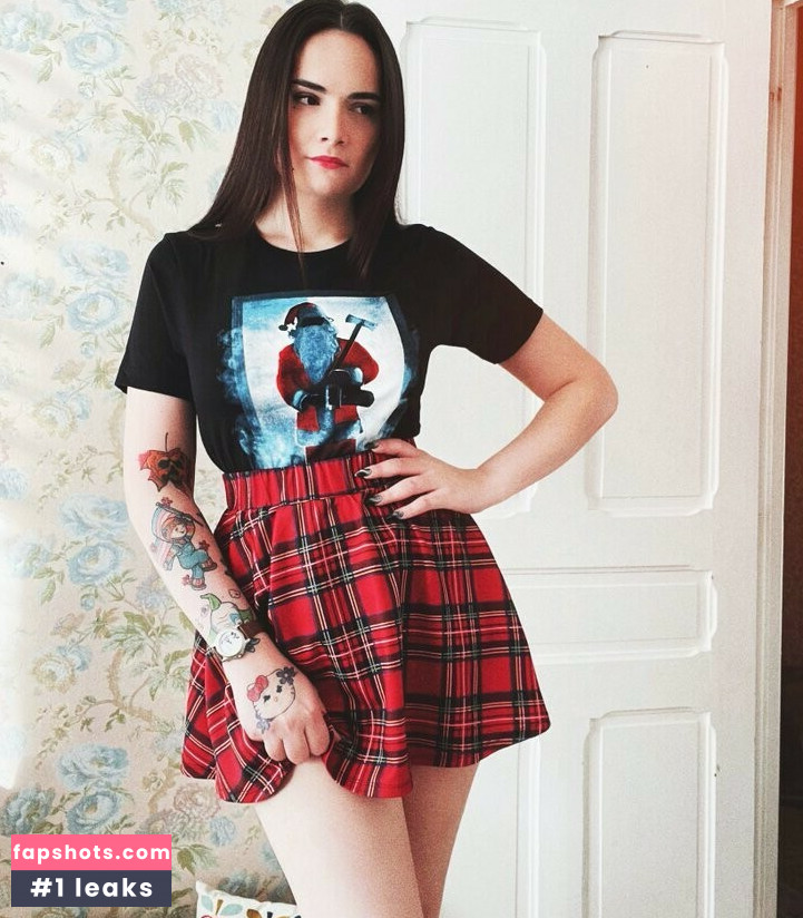 Laura Badler nude babe gallery