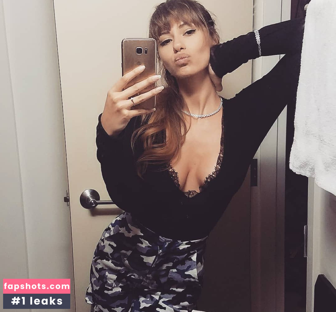 Laura Cartier gallery photo #66