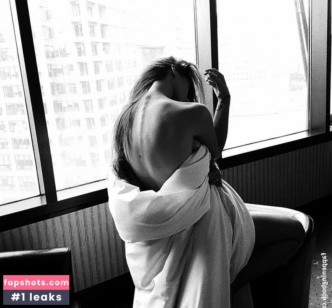 Laura Cartier gallery photo #75