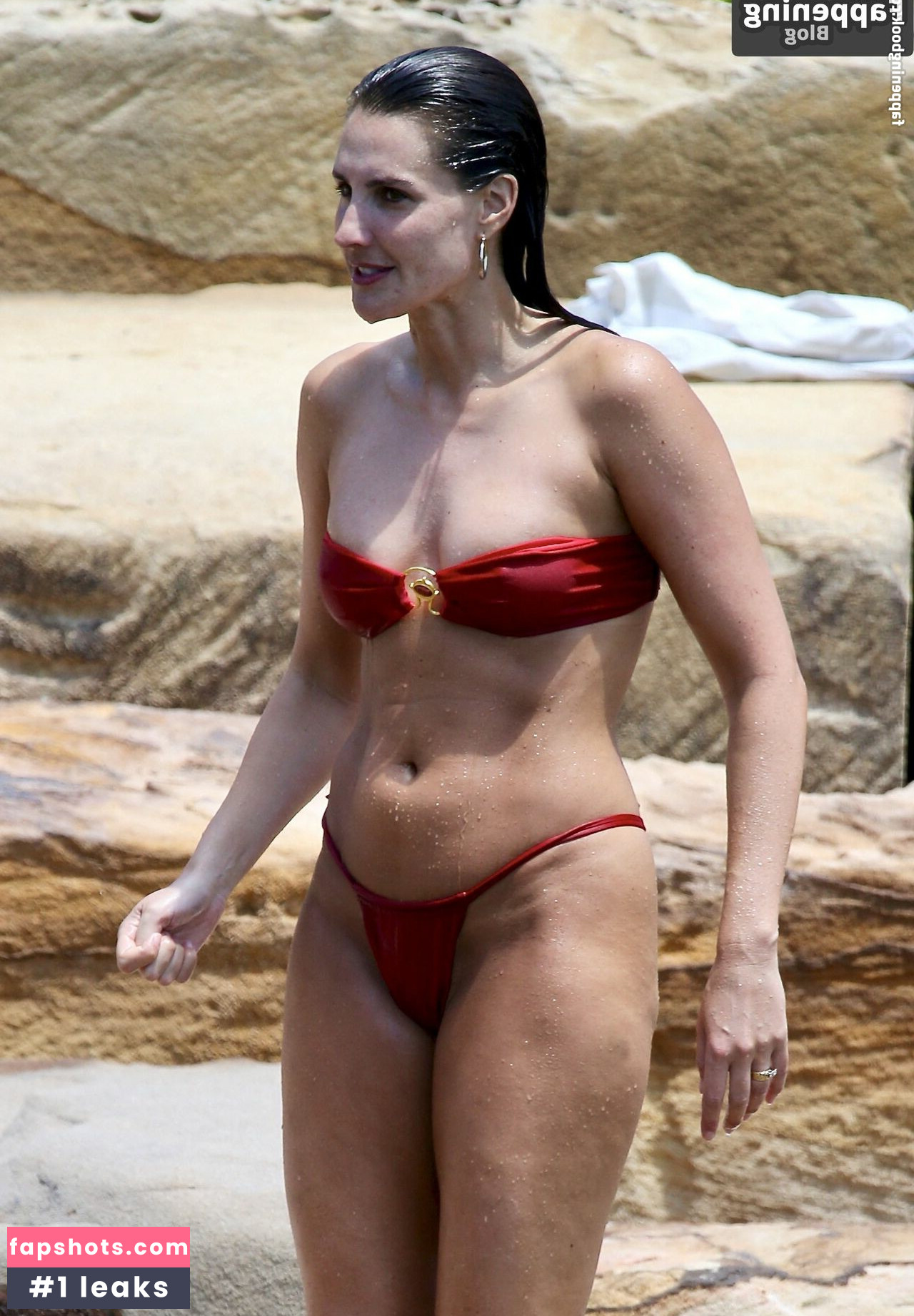 Laura Dundovic gallery photo #5