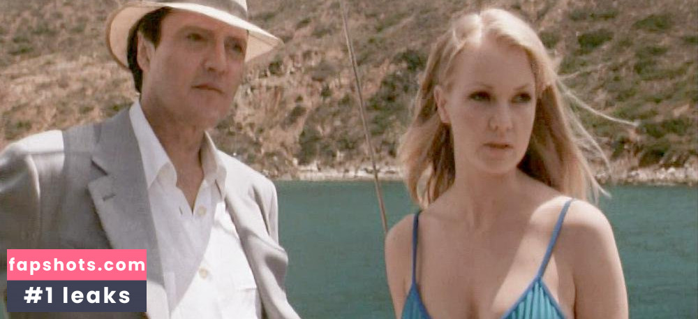 Laura Harris gallery photo #15