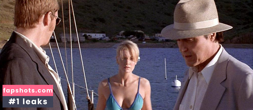 Laura Harris gallery photo #16