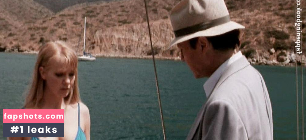 Laura Harris gallery photo #18