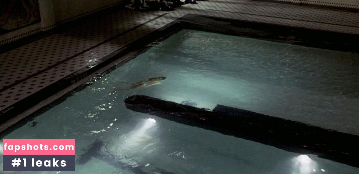 Laura Harris gallery photo #10