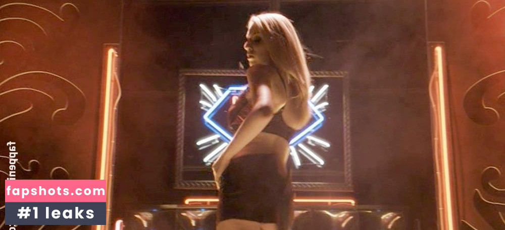 Laura Jacobs gallery photo #18