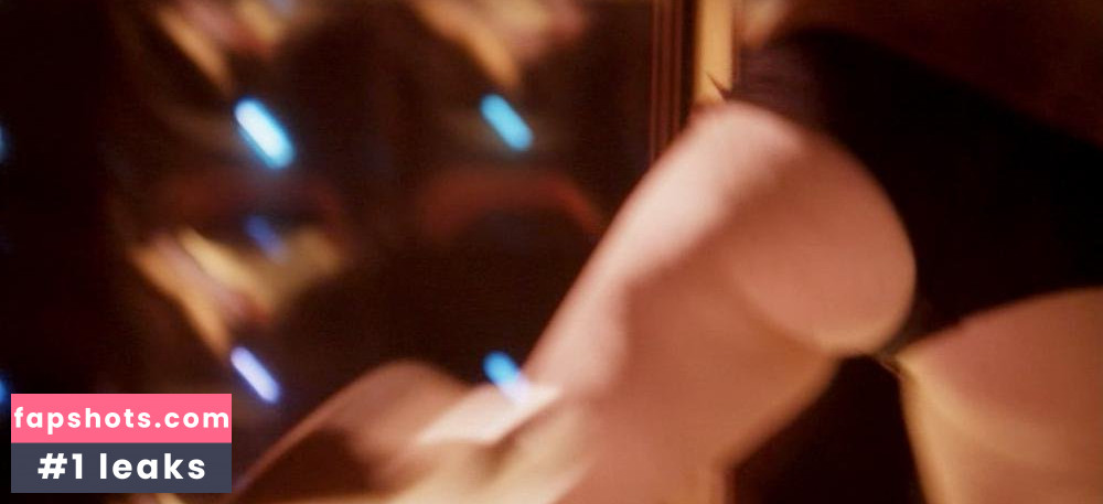 Laura Jacobs gallery photo #19