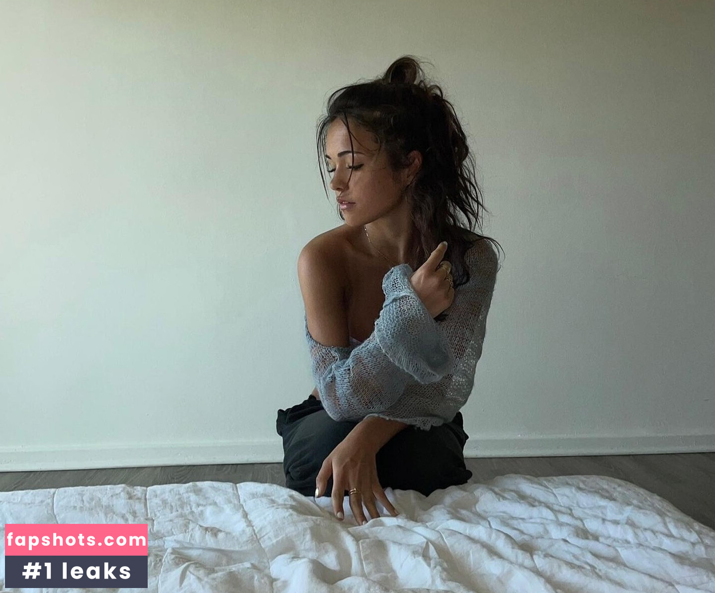 Laura Lindstrom gallery photo #24