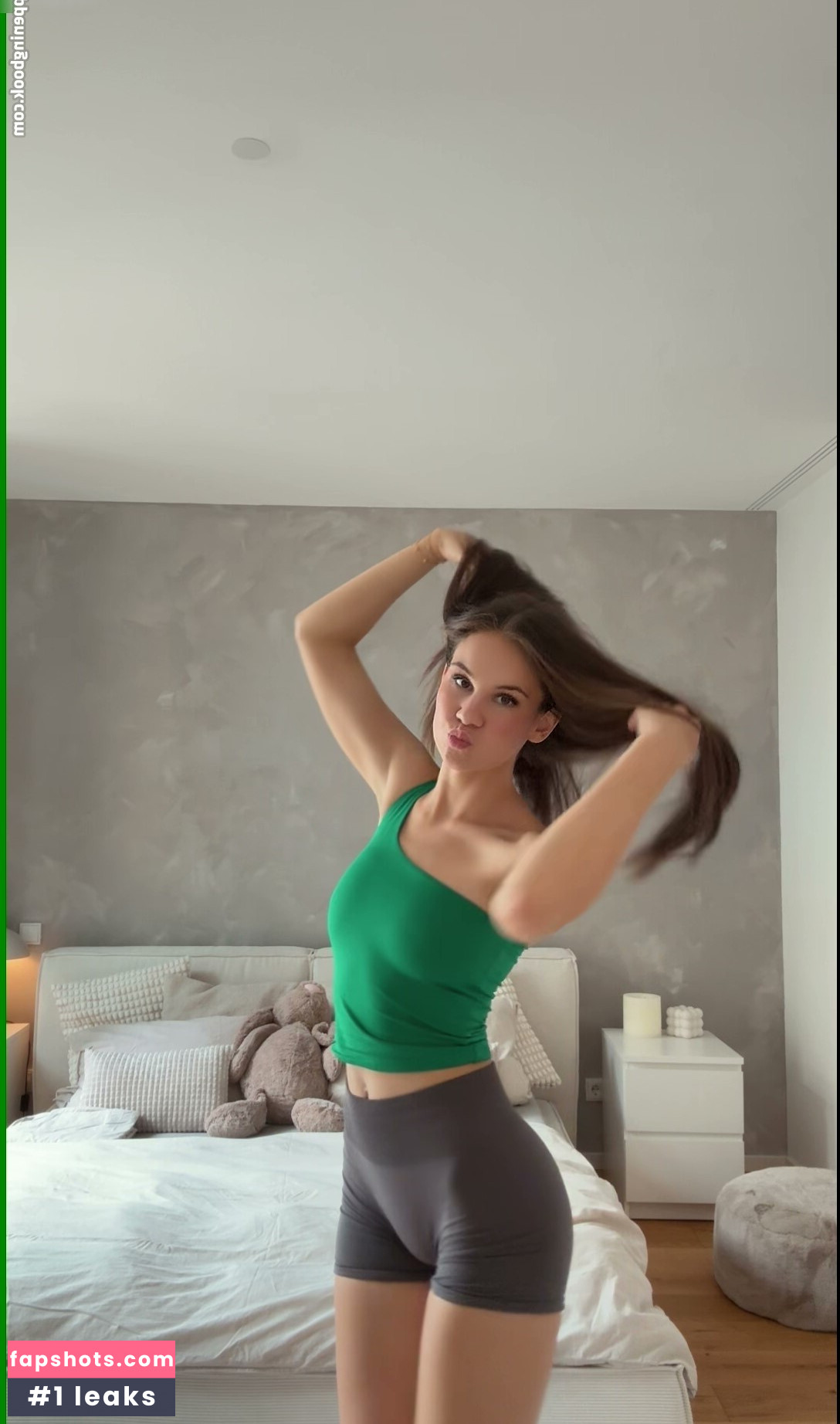 Laura Marie Soons nude babe gallery