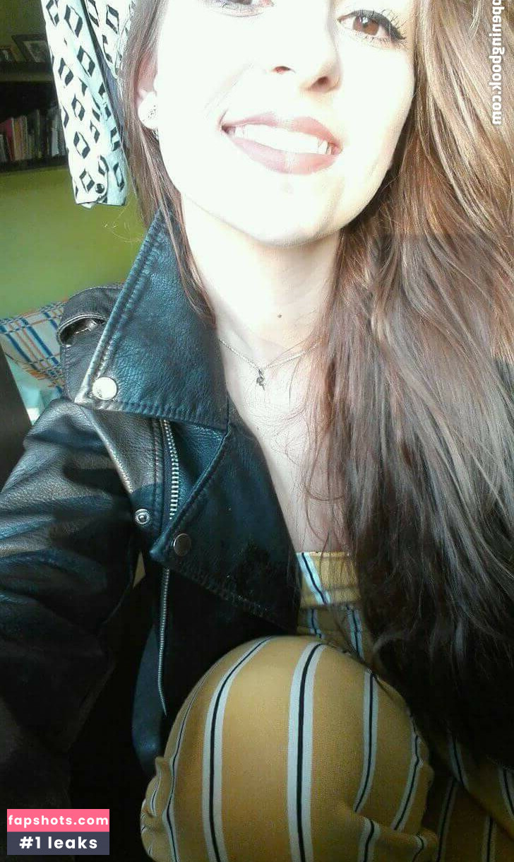 Laura gallery photo #30