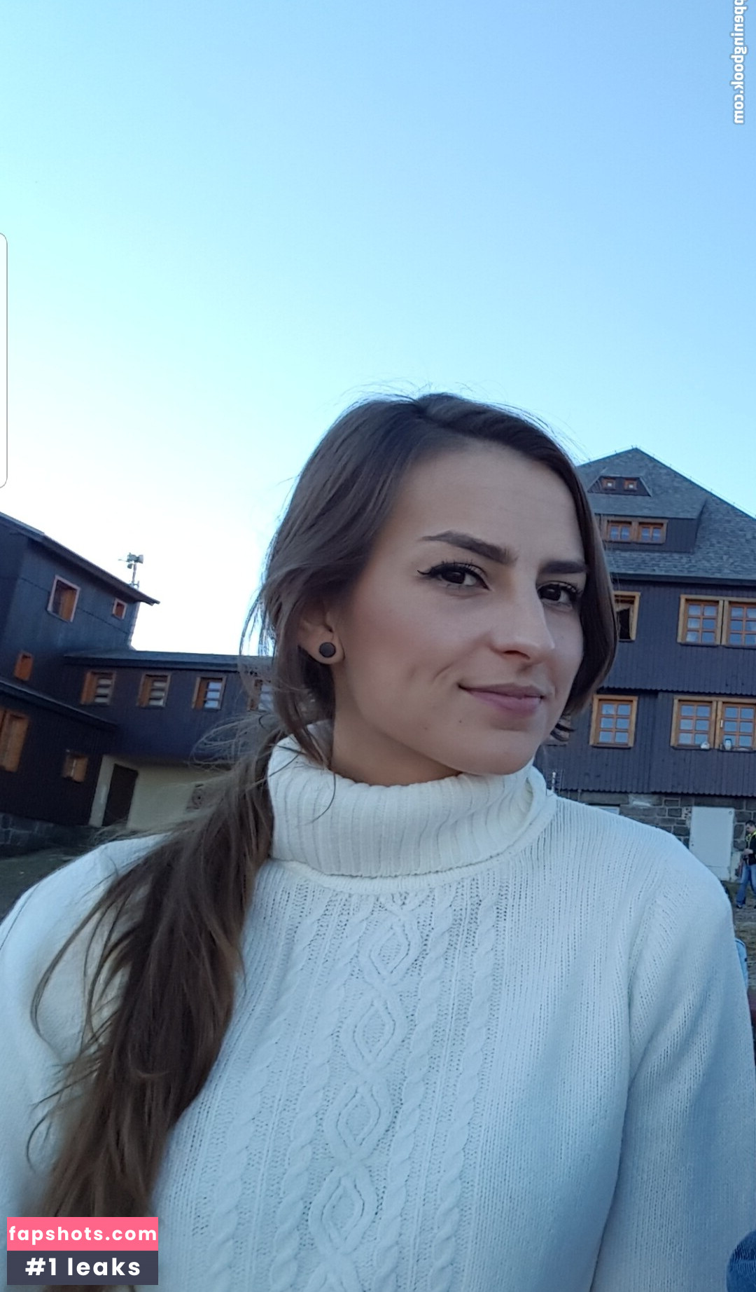 Laura gallery photo #36