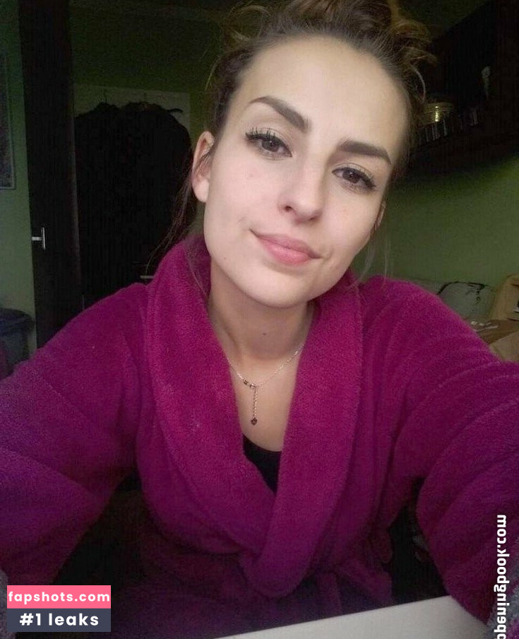 Laura gallery photo #37