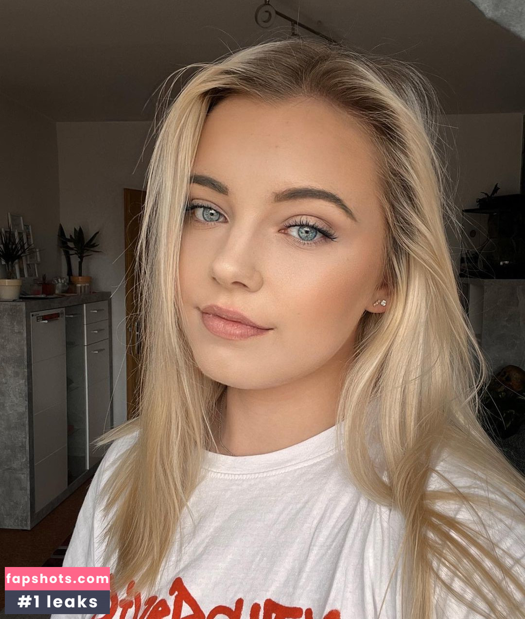 Laura gallery photo #40